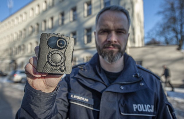 Policjanci z drogówki oraz wydziału patrolowo-interwencyjnego Komendy Miejskiej Policji w Koszalinie zostali wyposażeni w kamery nasobne, które będą rejestrować podejmowane przez nich interwencje.