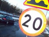 Ograniczenie prędkości do 20 km/h w alei Lisa w Kędzierzynie-Koźlu. Kierowcy twierdzą, że jest niepotrzebne