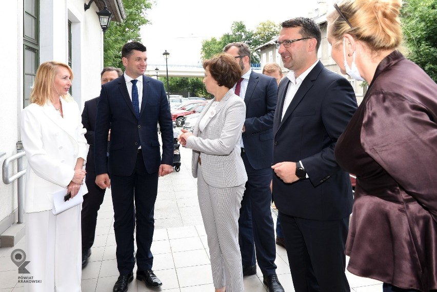 Pani minister Marlena Maląg odwiedziła Urząd Pracy Powiatu Krakowskiego. Chwali sprawną realizację programów rządowych