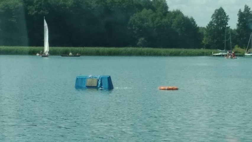 Jezioro Wigry. Tonął rower wodny z trzema osobami. Ratownicy WOPR uratowali poszkodowanych (zdjęcia)