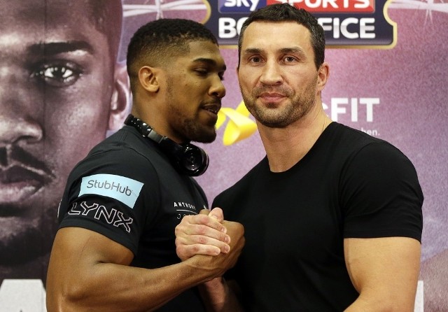 W przeddzień sobotniej (29 kwietnia) walki na Wembley Anthony Joshua i Władimir Kliczko wzięli udział w ceremonii ważenia. Ukraińcowi, który mimo 41 lat imponował muskularną sylwetką, zmierzono 109 kilogramów. Brytyjski mistrz federacji IBF okazał się cięższy o 4,4 kilograma.