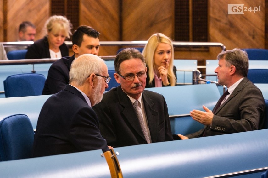 Sprawdź, ile będzie zarabiał prezydent Szczecina po obniżce pensji