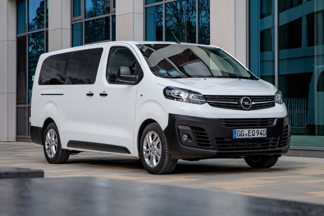 Opel Vivaro KombiDziewięć miejsc siedzących, trzy długości oraz standardowa wysokość poniżej 1,9 m, umożliwiająca dostęp do parkingów podziemnych.Fot. Opel