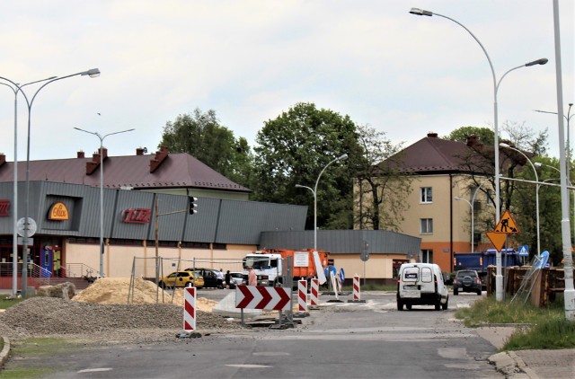 Do drogowych napraw i remontów mieszkańcy Zamościa musieli się przyzwyczaić. Na zdjęciu widok na ulicę Wojska Polskiego od strony ul. Wiejskiej. Teraz to miejsce zostało przebudowane. Powstało tam m.in. rondo