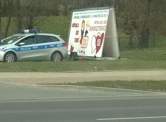 Policjanci celowo ukryli się za reklamą?