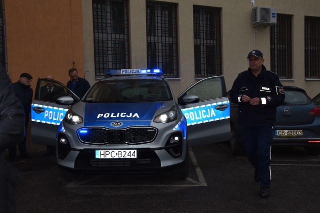 Policjantom pracującym w powiecie grudziądzkim uroczyście przekazano nowy samochód. Kluczyki odebrał asp. szt. Maciej Kaczerzewski (na zdjęciu z prawej), szef rewiru dzielnicowych z powiatu grudziądzkiego. To właśnie policjanci z gminy Grudziądz i gminy Rogóźno będą jeździli nową kią.