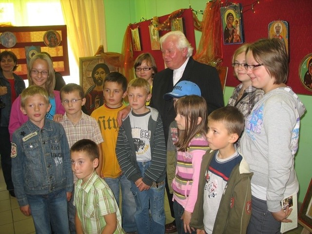 W otwarciu wystawy uczestniczył autor ikon ksiądz Stanisław Drąg.