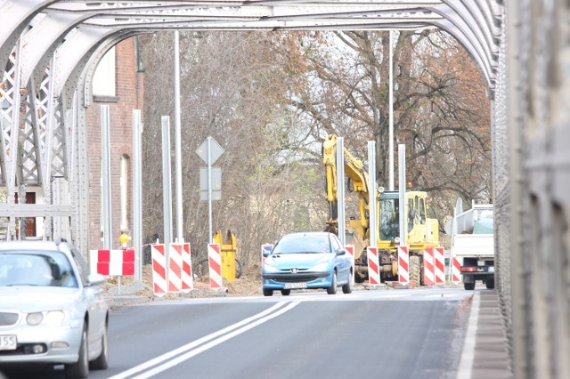 Na ulicy Krakusa w Brzegu opolski oddział Generalnej Dyrekcji Dróg Krajowych i Autostrad rozpoczął właśnie budowę ekranów dźwiękochłonnych.