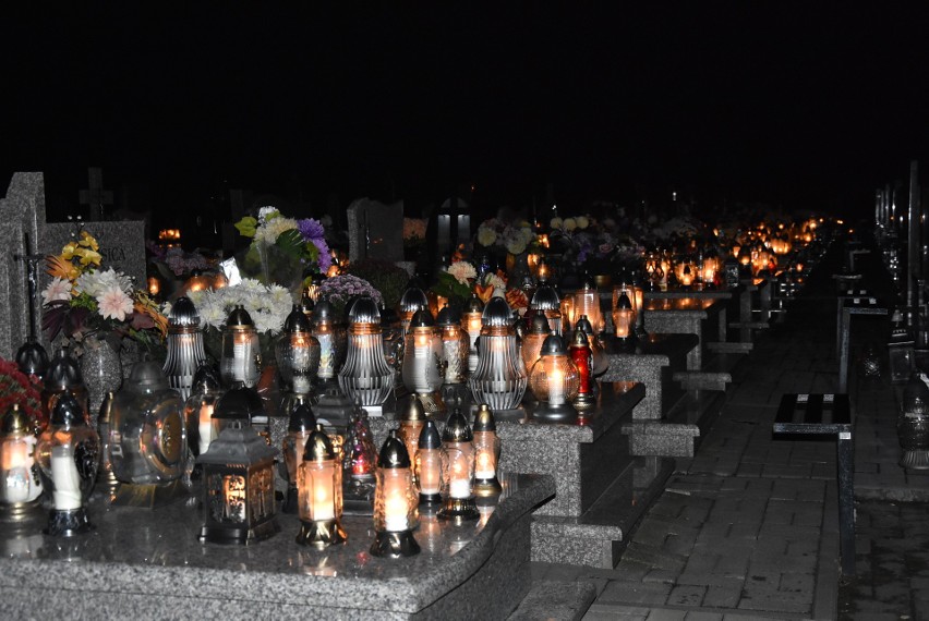 Proszowice. Zobacz nocne zdjęcia cmentarza w dniu Wszystkich Świętych. Zwłaszcza jeden przykuwał uwagę