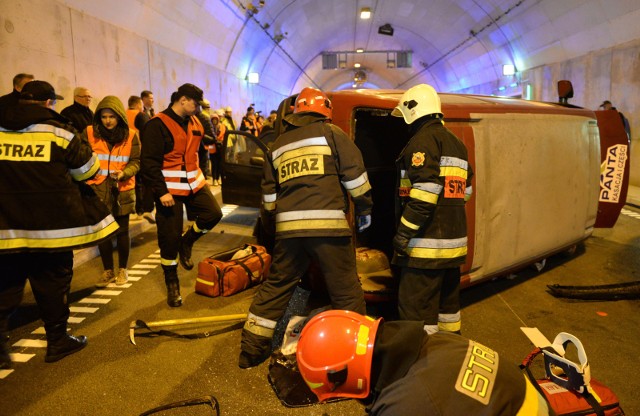 Ćwiczenia strażaków w Tunelu pod Martwą Wisłą tuż przed otwarciem obiektu w kwietniu 2016 r.
