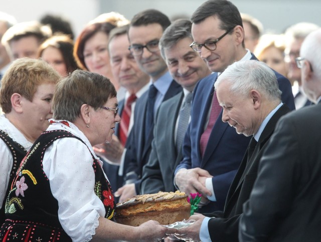Jarosław Kaczyński i politycy PiS na konwencji wyborczej w Jasionce.