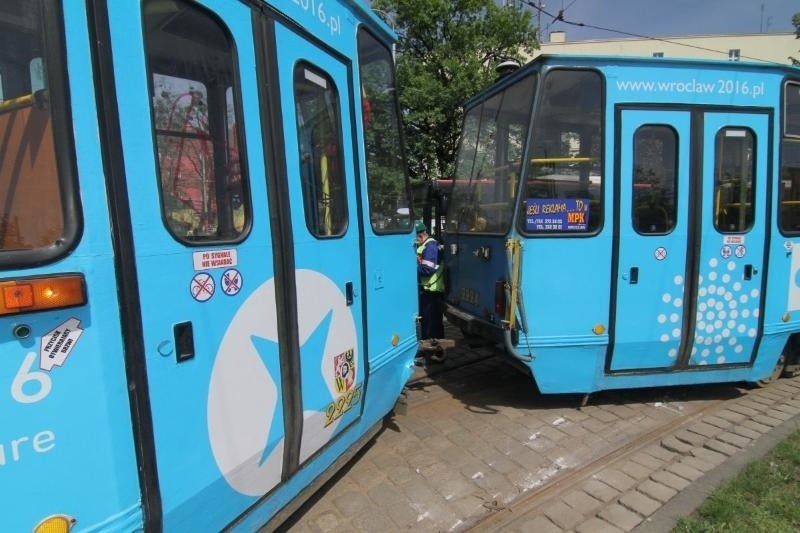 Wrocław: Wykolejenie tramwaju linii 9 na przystanku Peronowa (OBJAZDY, ZDJĘCIA)