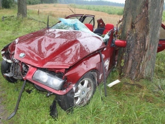 Z BMW, po uderzeniu w drzewo, niewiele zostało.