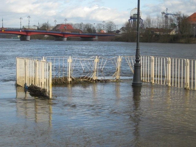 Zniszczone barierki odsłoniła opadająca rzeka