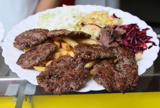 Tradycyjny turecki kebab, jaki możemy zjeść w restauracji Antalya, przygotowywany jest ze świeżej wołowiny.