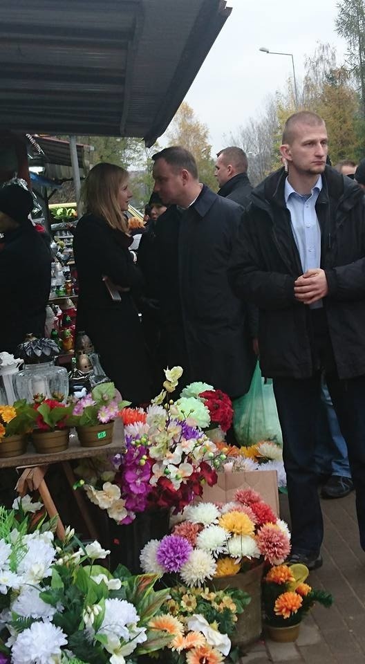 Prezydent Andrzej Duda na cmentarzu w Olkuszu