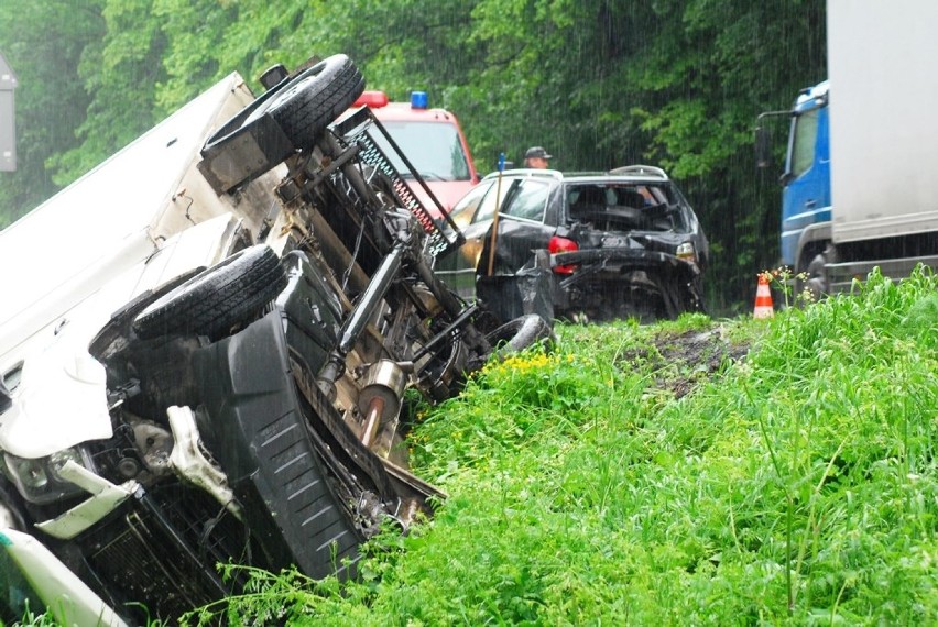 Wypadek w Jarocinie: Zderzenie czterech aut. Trzy osoby...