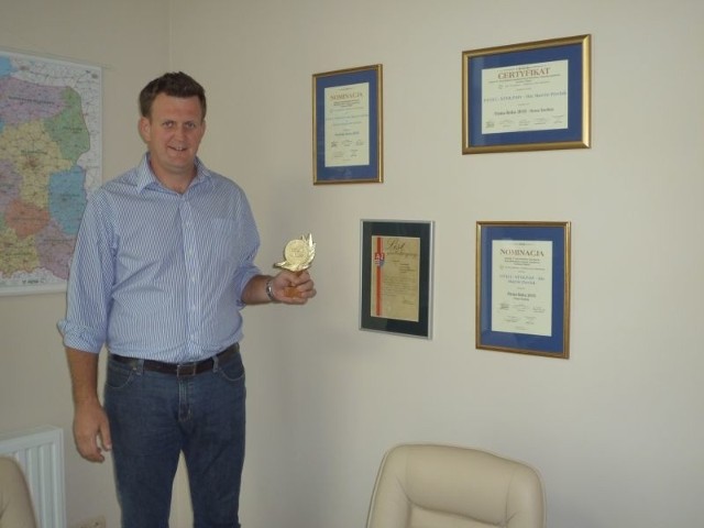 Marcin Pawlak, właściciel Stolpawu w Szydłowcu prezentuje medal, który firma otrzymała podczas targów budownictwa w Rzeszowie za drzwi z zamkiem biometrycznym.