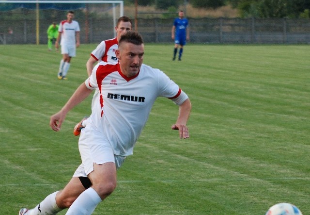 Michał Bała zdobył bramkę dla Wiernej Małogoszcz w niedzielnym wyjazdowym meczu z Karpatami Krosno, zremisowanym przez małogoski zespół 1:1