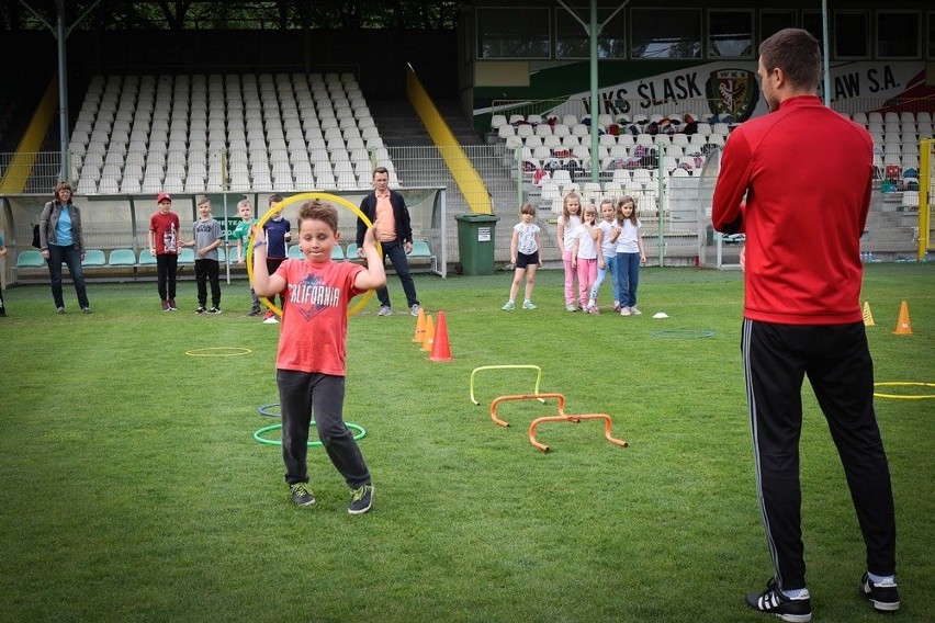 Śląsk otwiera klasy sportowe w szkołach podstawowych. Dzieci trenują z piłkarzami WKS-u [FILM, ZDJĘCIA]