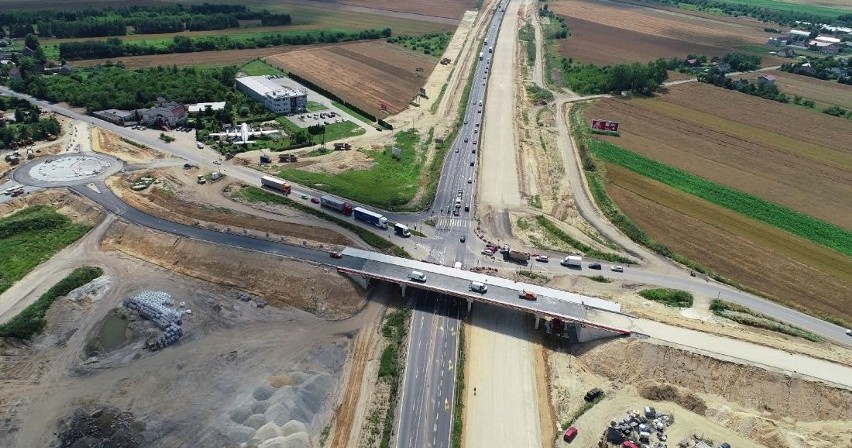 Budowa autostrady A1. Na zdjęciach z drona doskonale widać...