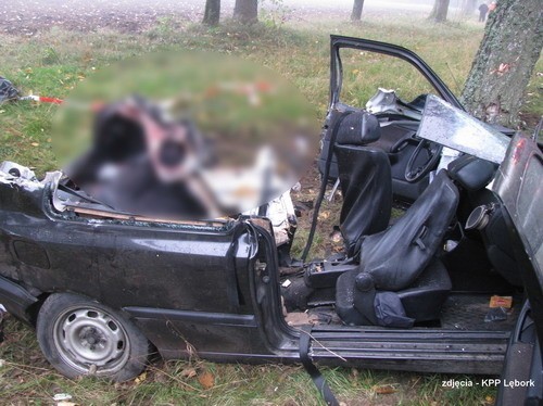 Piec osób zginelo na miejscu w wypadku, do jakiego doszlo dziś rano na drodze z Cewic do Bytowa. (fot. policja)