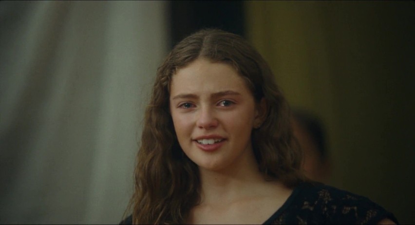 Danielle Rose Russell w filmie "Aloha" (2015)...