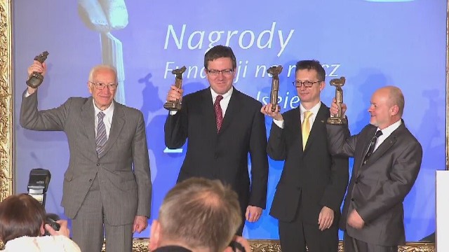 "Polskie Noble" znalazły się w rękach prof.Tomasza Goslera ,prof.Karola Greli , prof.Iwo Białynicki-Biruta oraz prof. Lecha Szczuckiego
