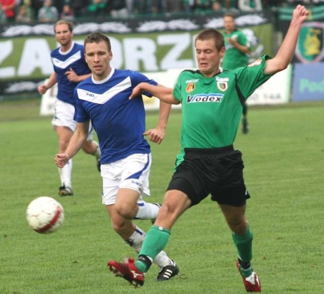 Michał Kachniarz (z prawej) na boisko wróci dopiero w przyszłym sezonie. Piłkarz Stali Stalowa Wola leczy obecnie ciężką kontuzję.