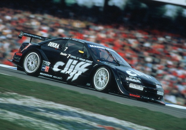 Grand Prix oldtimerów AvD na legendarnym torze Nürburgring jest kulminacyjnym wydarzeniem sezonu dla fanów klasycznej motoryzacji. W tym roku firma Opel przypomina o sportowych sukcesach jej samochodów turystycznych. Pole position zajmuje Calibra V6, która w 1996 roku wygrała Międzynarodowe Mistrzostwa Samochodów Turystycznych (ITC). Calibra V6 to nie jedyny Opel na polu startowym. Będą mu towarzyszyć inne, ważne dla sportowej historii marki modele.