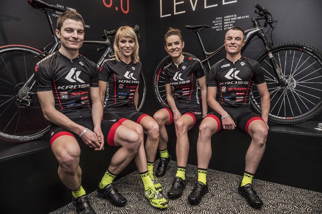 Kross Racing Team na sezon 2015, od lewej: Bartłomiej Wawak, Anna Szafraniec-Rutkiewicz, Maja Włoszczowska i Kornel Osicki