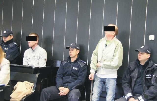O oszustwa metodą "na wnuczka&#8221; prokuratura oskarża Sebastiana G. (nz. drugi od lewej) oraz Marka M., (nz. czwarty od lewej). mieszkańców Poznania. Obaj są tymczasowo aresztowani.