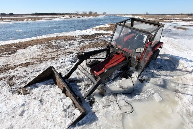 Tykocin - Traktor w rzece Narew