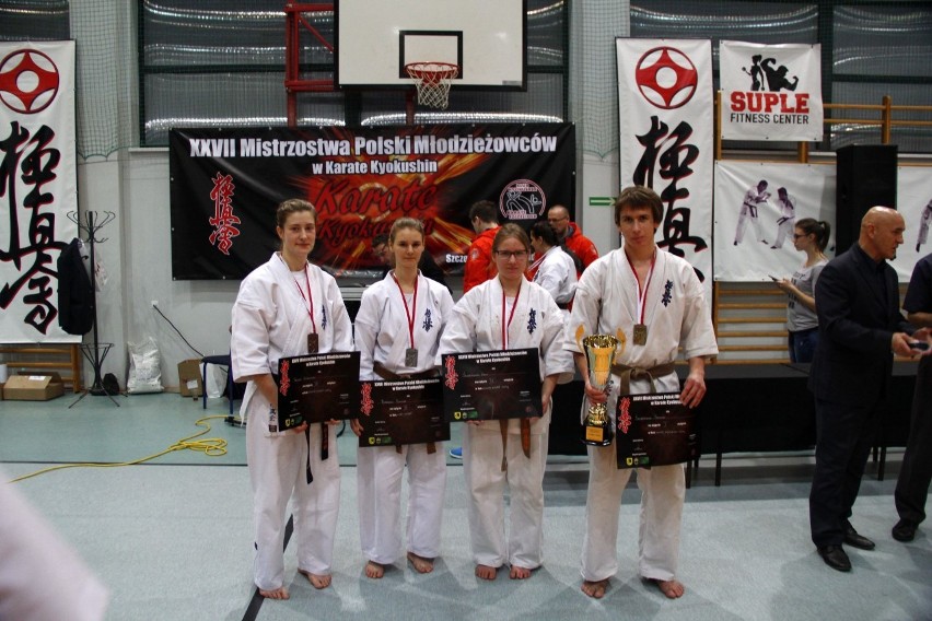 Tercet krakowskich karateków na podium młodzieżowych MP 