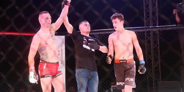 Mateusz Makarowski (z lewej) łączy występy w MMA z grą w A-klasowej Tęczy Jankowice