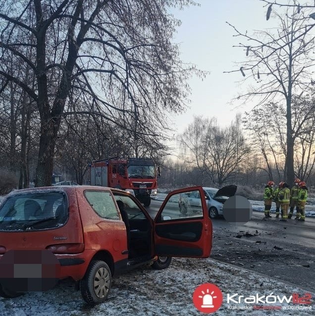 Groźny wypadek na ul. Kocmyrzowskiej. Poszkodowany kierowca i dwa zdewastowane auta