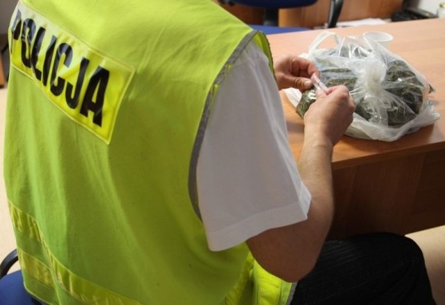 Policjanci na miejscu zabezpieczyli także susz marihuany (ponad 41 gramów) oraz biały proszek.