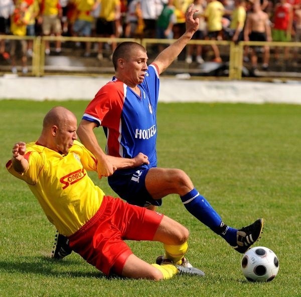 Piłkarze Polonii Przemyśl (niebiesko-czerwone stroje) wzmocnili się już dwoma wychowankami Czuwaju.