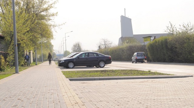 Za ponad 800 tysięcy złotych na ulicy Świętej Barbary w Tarnobrzegu położono nową nawierzchnię drogową. Dodatkowo powstały nowe miejsce parkingowe a chodnik wybrukowano kostką.