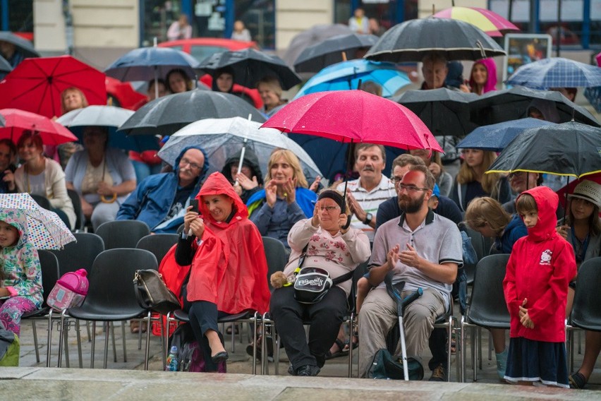 Nowy Sącz. Karpaty OFFer: Teatr na walizkach [ZDJĘCIA]