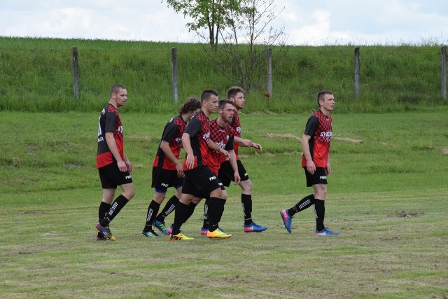 Piłkarze Strzelca Chroberz przegrali w ostatnim meczu sezonu 2017/2018. Na swoim stadionie ulegli LKS-owi Bolmin 1:2.