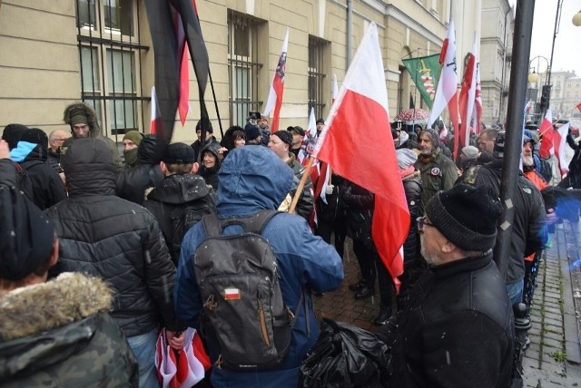 Antysemicki marsz w Kaliszu. Aresztowani mogą wyjść na wolność po wpłaceniu kaucji.