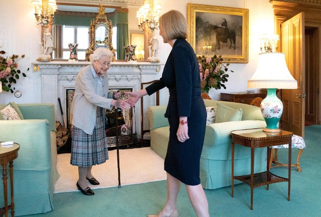 Brytyjczycy analizują, co może oznaczać siniak na prawej dłoni Elżbiety II