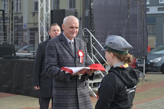 Burmistrz Chełmży Jerzy Czerwiński przekazał flagę narodową harcerzom, którzy uroczyście wciągnęli ją na maszt