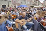 Tłum gitarzystów zagrał słynny hit na Starym Rynku [ZDJĘCIA] 