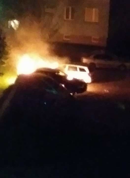 Zgłoszenie o płonących dwóch autach zaparkowanych przy ul....