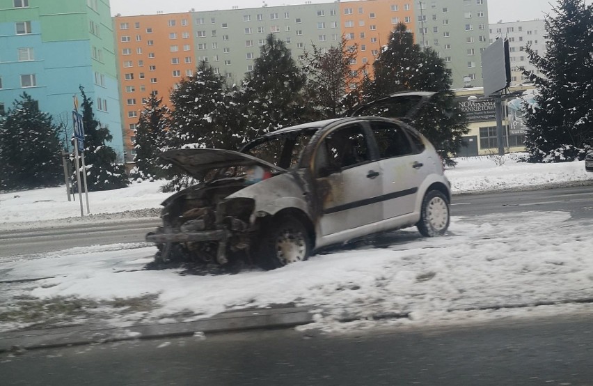 Na alei Rejtana w Rzeszowie spalił się samochód marki Citroen C3. Zdjęcia internauty