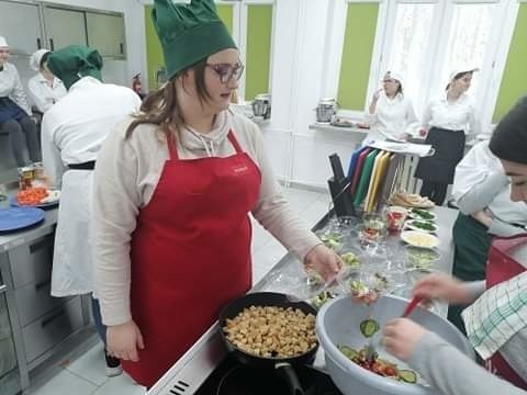 Młodzież z Zespołu Szkół w Kościelcu przygotowaławyśmienite koktajle na bazie świeżych owoców i warzyw oraz różnego rodzaju sałatki.
