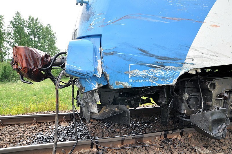 Śmierc na torach. Traktor zmiazdzony przez pociąg...