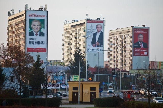 Plakaty i billboardy wyborcze opanowały Białystok. Każdy kandydat chce być widoczny.